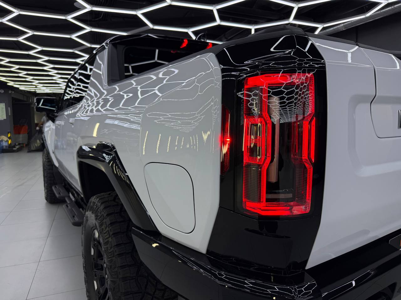 Полная защита GMC Hummer EV: оклейка кузова, черного глянца, лобового и панорамы